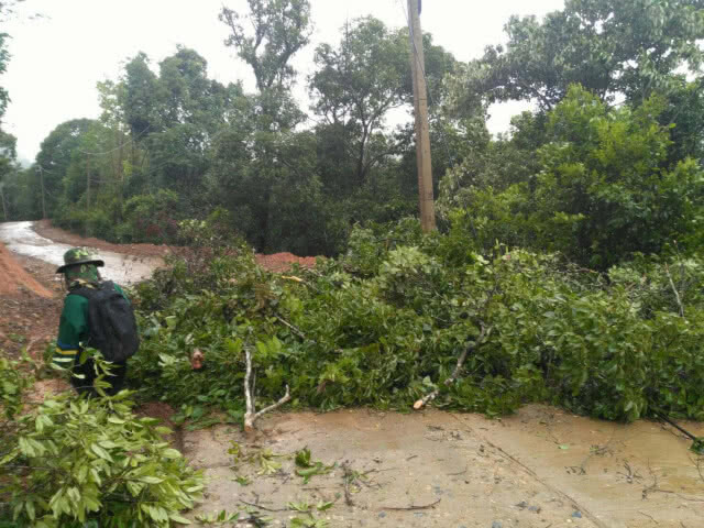 ครูดอยสุดระทม! ฝนตกหนักถนนถูกตัดขาด