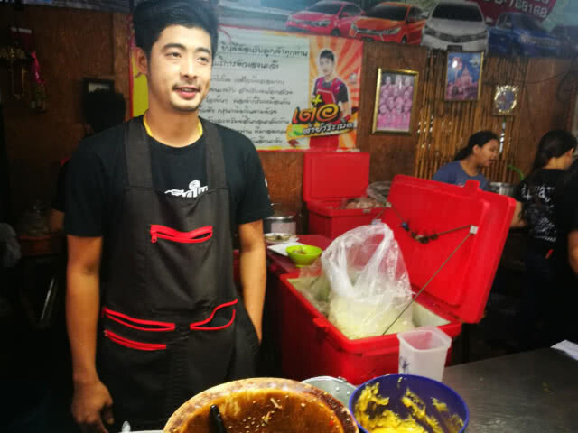 ฮิตร้านส้มตำยำแซบรักชาติประกาศเชิญลูกค้ายืนตรงเคารพธงชาติทุกเย็น