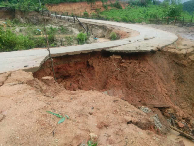 ครูดอยสุดระทม! ฝนตกหนักถนนถูกตัดขาด