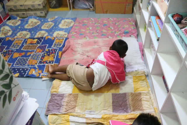 พบศูนย์เด็กเล็กไม่มีหนังสือเรียน ชุดนักเรียนและที่นอน(มีคลิป)