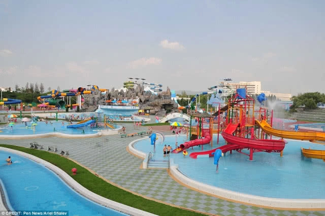 คลิปหายาก! "คิม จอง-อึน" นั่งเครื่องเล่นในสวนน้ำกับภรรยา