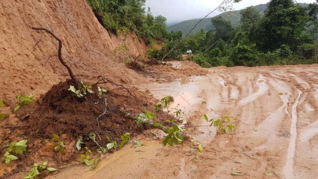 ครูดอยสุดระทม! ฝนตกหนักถนนถูกตัดขาด