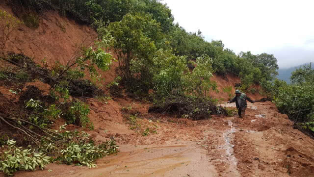 ครูดอยสุดระทม! ฝนตกหนักถนนถูกตัดขาด