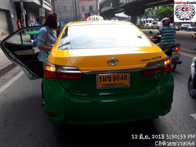 สาวดวงซวย! แต่งหน้าขณะนั่งแท็กซี่เบาะหลัง รถชนท้ายกระบะอายไลน์เนอร์ทิ่มเข้าตาซ้ายเจ็บสาหัส