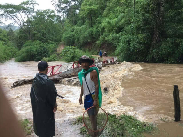 ครูดอยสุดระทม! ฝนตกหนักถนนถูกตัดขาด