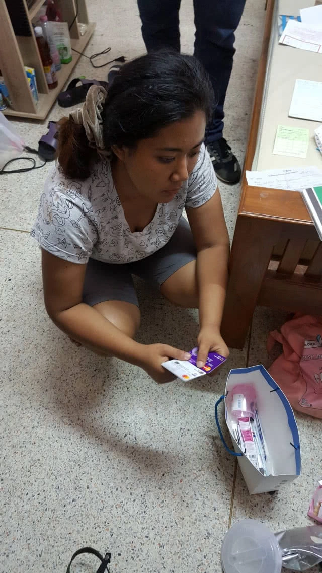 รวบ2ผัวเมียเเสบ!!หลอกเหยื่อ ลืมบัตรเอทีเอ็มเดบิตที่ตู้ ก่อนสวมรอยรูดซื้อทองคำ