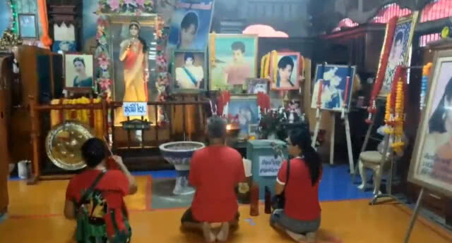 ครบรอบ26ปี "พุ่มพวง ดวงจันทร์" ไกรสร-เพชร" ร่วมรำลึก
แฟนเพลงมืดฟ้ามัวดิน-แผงหวยหมดเกลี้ยง
