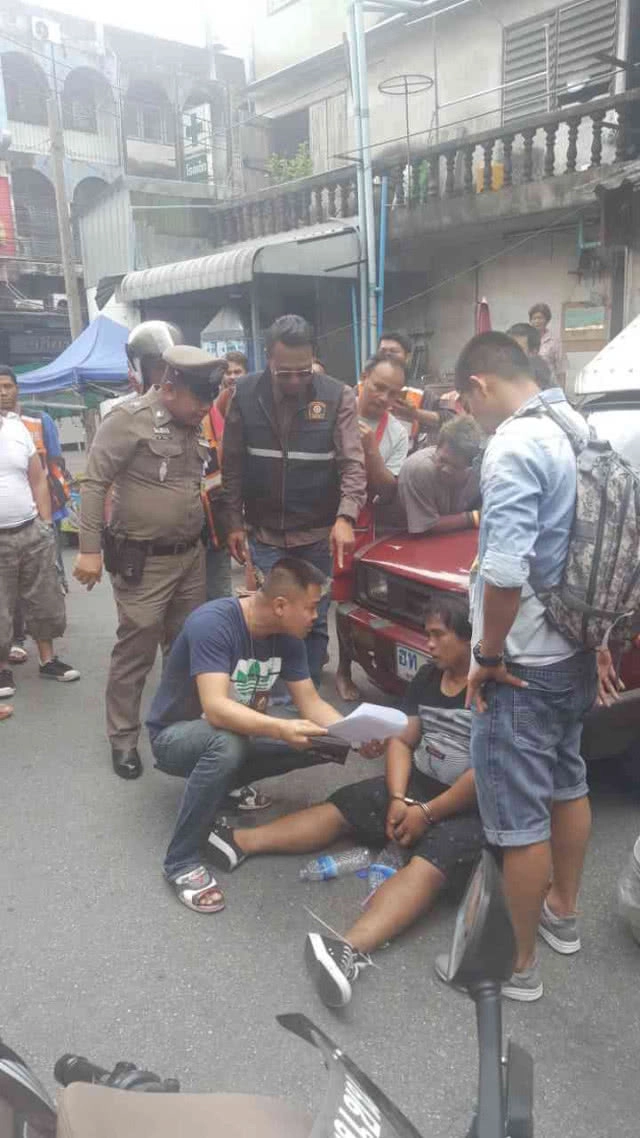 รวบ2ผัวเมียเเสบ!!หลอกเหยื่อ ลืมบัตรเอทีเอ็มเดบิตที่ตู้ ก่อนสวมรอยรูดซื้อทองคำ