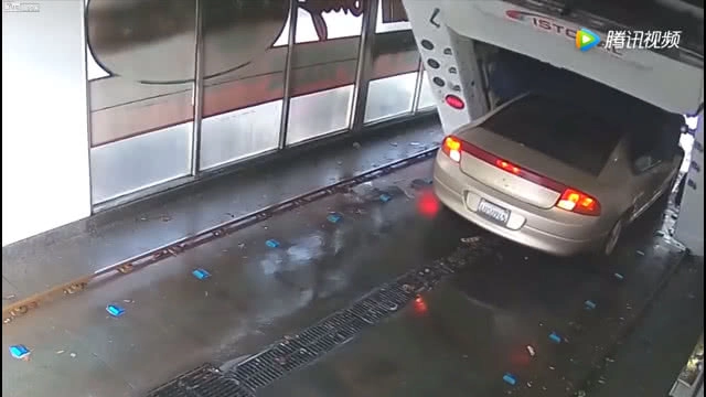 สุดช้ำ!! เครื่องล้างรถในจีนชำรุด ล้มมาทับรถยนต์เสียหาย