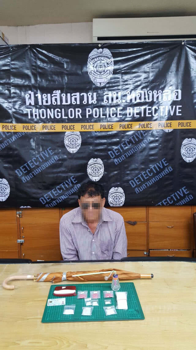 รวบหนุ่มใหญ่นักค้ายาวัย 55 ฉายา "ลุงเบื๊อก" เปิดรร.ให้นักเสพพี้ยา สอบสวนพบขับจยย.บังหน้า