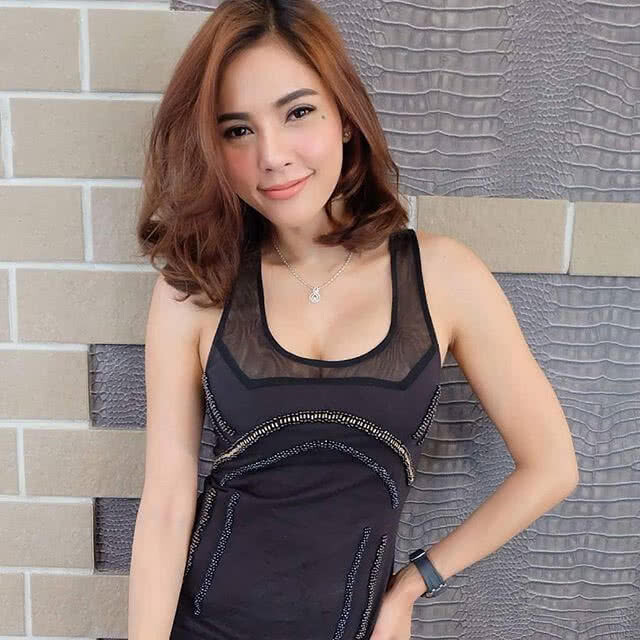 "อุ้ม-ลักขณา" เตรียมลั่นระฆังวิวาห์ เริ่มเดินสายแจกการ์ดแต่งงานแล้ว