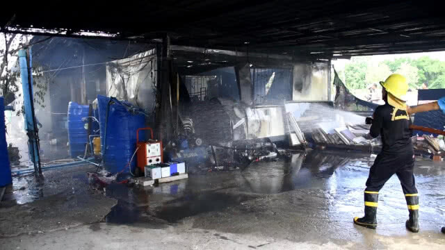 ไฟไหม้แคมป์คนงานก่อสร้างโบสถ์วัดมเหยงค์ คาดไฟฟ้าลัดวงจร