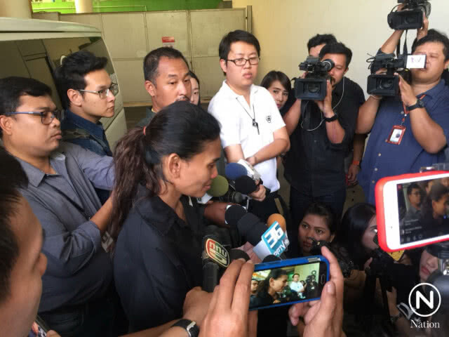 เศร้า! พ่อ-แม่ เข้ารับศพเด็กพลัดตกคอนโดย่านรามคำเเหง