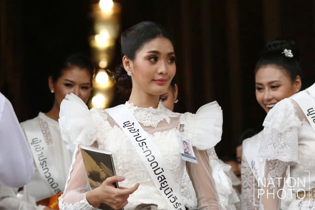 ส่อง! 40 ผู้เข้าประกวดมิสยูนิเวิร์สไทยแลนด์ 2018 เยี่ยมชม "วัดพระเชตุพนวิมลมังคลาราม"(ภาพชุด)