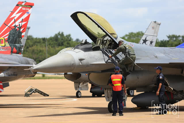 (ภาพชุด) ครบรอบ 30 ปี เครื่องบิน F-16 แสนยานุภาพเหนือน่านฟ้าไทย