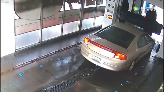 สุดช้ำ!! เครื่องล้างรถในจีนชำรุด ล้มมาทับรถยนต์เสียหาย