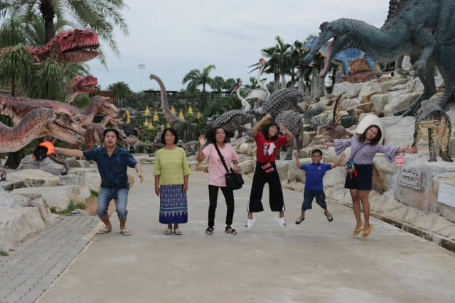 ดู จูราสสิค เวิลด์ 2 แล้ว มาดูตัวจริง
หุบเขา "ไดโนเสาร์" สวนนงนุชพัทยา
