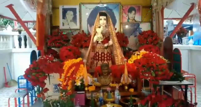 ครบรอบ26ปี "พุ่มพวง ดวงจันทร์" ไกรสร-เพชร" ร่วมรำลึก
แฟนเพลงมืดฟ้ามัวดิน-แผงหวยหมดเกลี้ยง