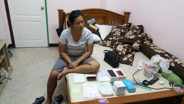 รวบ2ผัวเมียเเสบ!!หลอกเหยื่อ ลืมบัตรเอทีเอ็มเดบิตที่ตู้ ก่อนสวมรอยรูดซื้อทองคำ