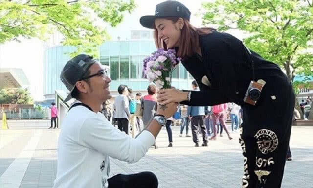 "อุ้ม-ลักขณา" เตรียมลั่นระฆังวิวาห์ เริ่มเดินสายแจกการ์ดแต่งงานแล้ว