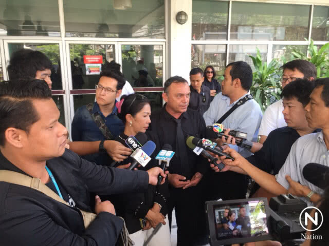 เศร้า! พ่อ-แม่ เข้ารับศพเด็กพลัดตกคอนโดย่านรามคำเเหง