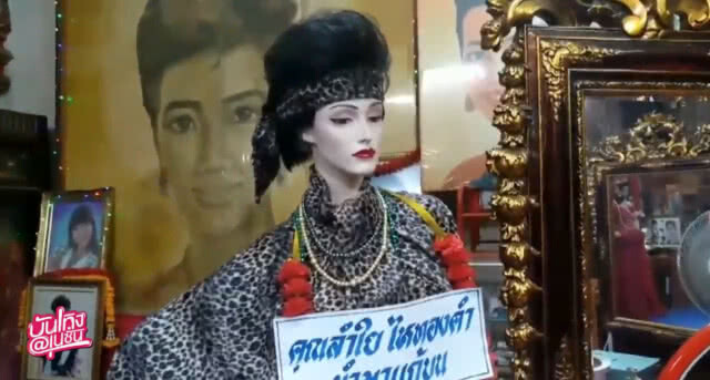ครบรอบ26ปี "พุ่มพวง ดวงจันทร์" ไกรสร-เพชร" ร่วมรำลึก
แฟนเพลงมืดฟ้ามัวดิน-แผงหวยหมดเกลี้ยง