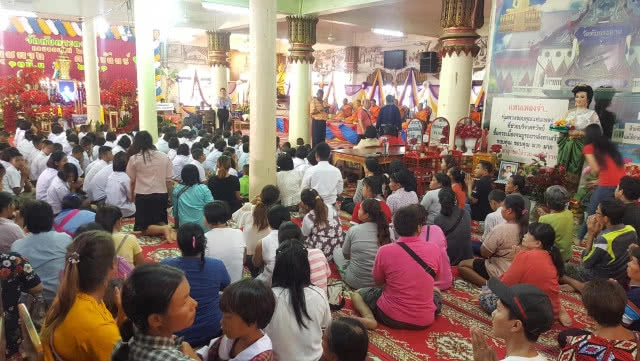 "เพชร พุ่มพวง" เสี่ยงเซียมซี คนแห่ตีเลขเด็ด! งานครบรอบ26ปี "พุ่มพวง ดวงจันทร์"