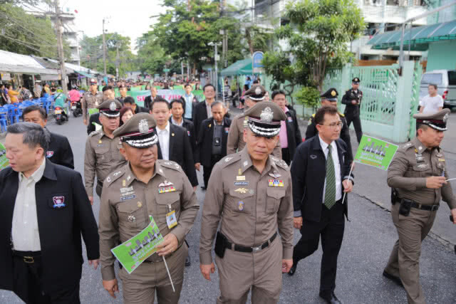 รอง ผบ.ตร. ลุยตลาดห้วยขวาง เปิดโครงการ "เซฟตี้โซน"