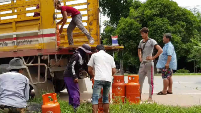 ระทึก รถบรรทุกถังแก๊สพลิกคว่ำ