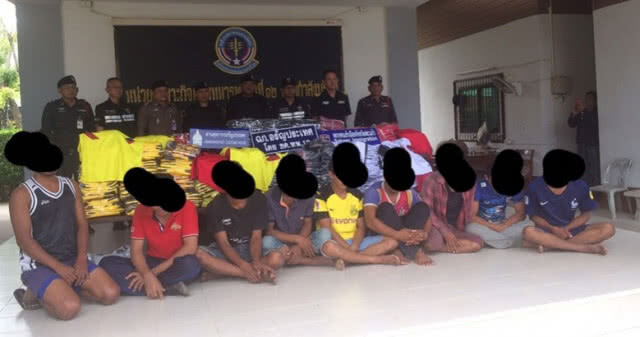 รับบอลโลก! รวบ 9 กัมพูชาลอบขนชุดกีฬาปลอม