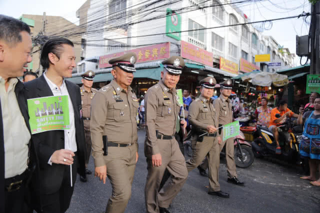 รอง ผบ.ตร. ลุยตลาดห้วยขวาง เปิดโครงการ "เซฟตี้โซน"