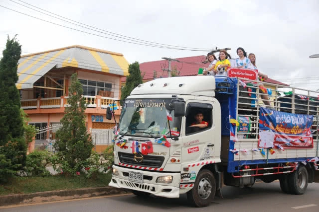 ไปรษณีย์พะเยาจัดขบวนแห่รอบเมือง เชิญชวนทายผลฟุตบอลโลก
