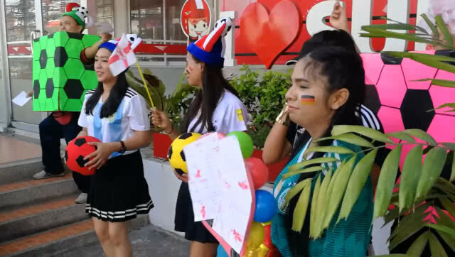 พนง.ไปรษณีย์หาดใหญ่ สวมชุดทีมชาติ สร้างสีสันบอลโลก