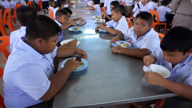 ชุมชนในชุมพร คุมอาหารกลางวัน นร. เหลือเงินคืน 2 ล้านต่อปี