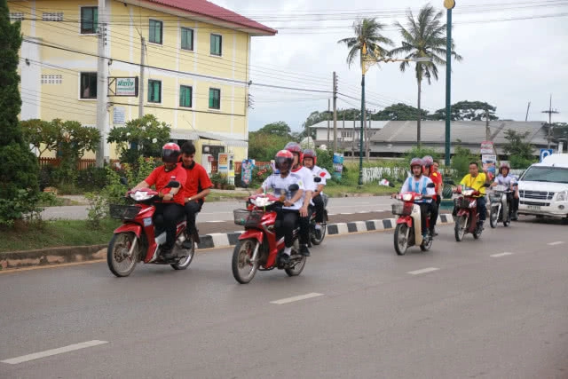 ไปรษณีย์พะเยาจัดขบวนแห่รอบเมือง เชิญชวนทายผลฟุตบอลโลก