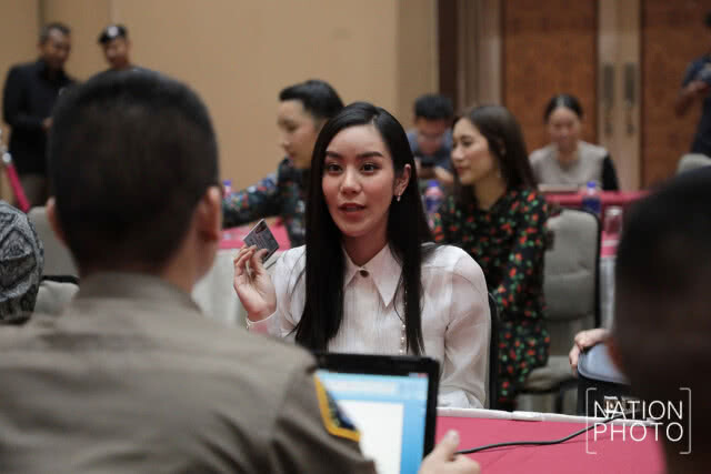 (ภาพชุด) ดารากว่า 10 คน เข้าให้ปากคำ กรณีรีวิว "เมจิกสกิน"