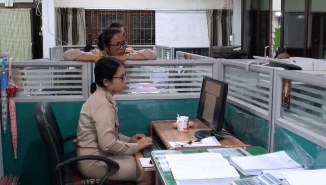 นายก อบจ.ถือฤกษ์วันศุกร์ทำงานวันแรกชื่นมื่น(มีคลิป)