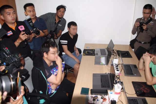 "บิ๊กโจ๊ก" ค้นบ้านย่านลาดพร้าว รวบ 4 ชาวจีนสร้าง "แอพ" ให้ลูกค้าดาวน์โหลด เล่นการพนัน(มีคลิป)