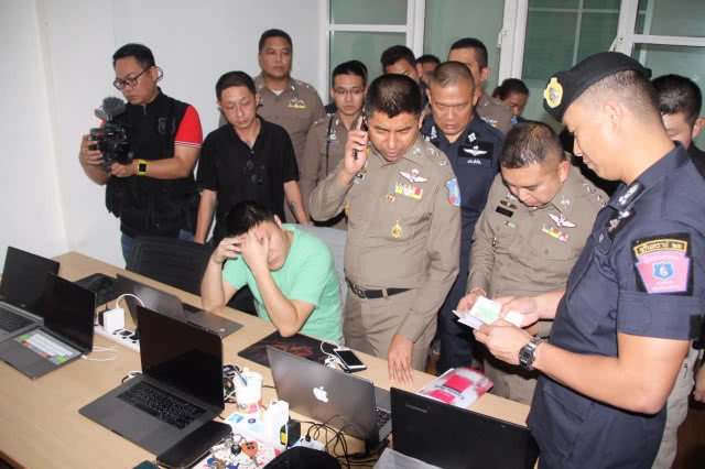 "บิ๊กโจ๊ก" ค้นบ้านย่านลาดพร้าว รวบ 4 ชาวจีนสร้าง "แอพ" ให้ลูกค้าดาวน์โหลด เล่นการพนัน(มีคลิป)