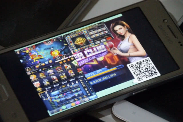 "บิ๊กโจ๊ก" ค้นบ้านย่านลาดพร้าว รวบ 4 ชาวจีนสร้าง "แอพ" ให้ลูกค้าดาวน์โหลด เล่นการพนัน(มีคลิป)