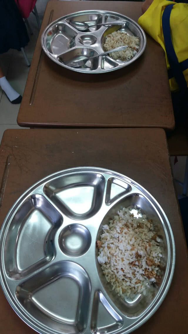สุดจะทน ผู้ปกครองอึ้งข้าวคลุกเศษไก่ อาหารกลางวันนักเรียนชื่อดังเมืองขอนแก่น