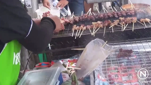 หมูปิ้ง ไม้ละ 2 บาท สวนกระแสอาหารแพง ขายดี 4 ชั่วโมงหมด