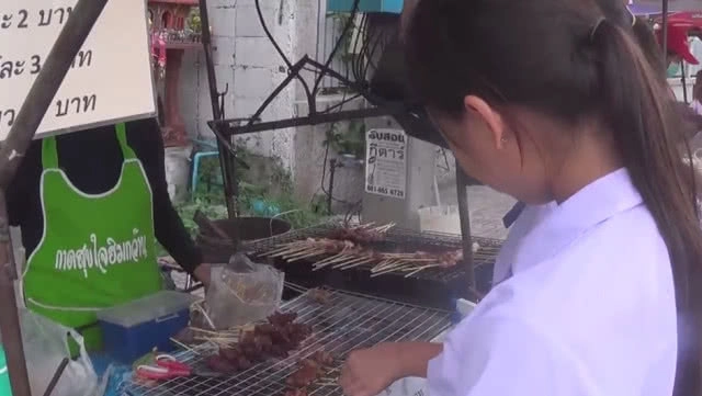 หมูปิ้ง ไม้ละ 2 บาท สวนกระแสอาหารแพง ขายดี 4 ชั่วโมงหมด