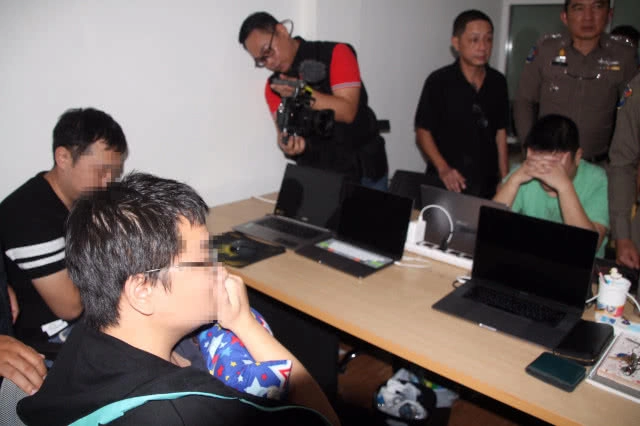 "บิ๊กโจ๊ก" ค้นบ้านย่านลาดพร้าว รวบ 4 ชาวจีนสร้าง "แอพ" ให้ลูกค้าดาวน์โหลด เล่นการพนัน(มีคลิป)