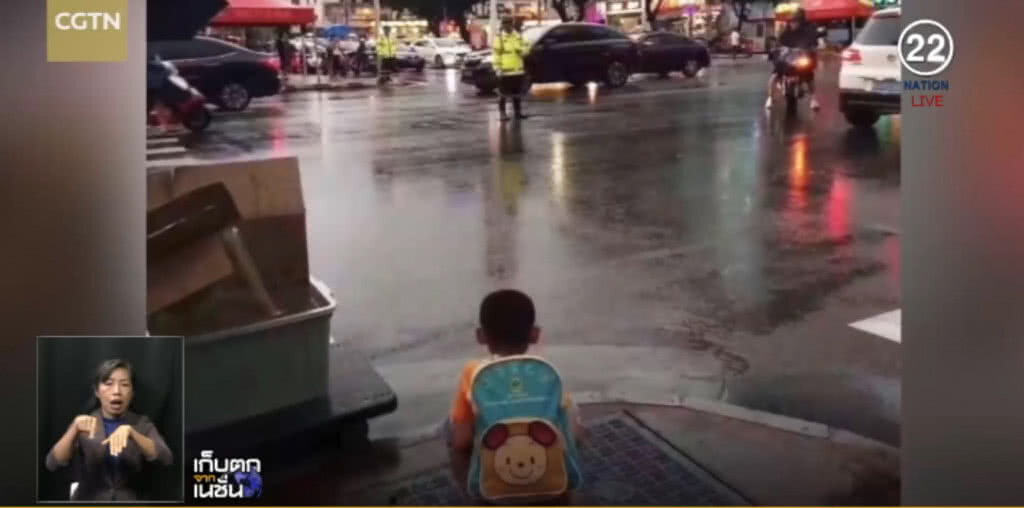 คลิปสะเทือนใจ! เด็กจีนตากฝนดูพ่อจราจร หลังไม่เจอหน้ากว่า 10 วัน คลิปสะเทือนใจ! เด็กจีนตากฝนดูพ่อจราจร หลังไม่เจอหน้ากว่า 10 วัน