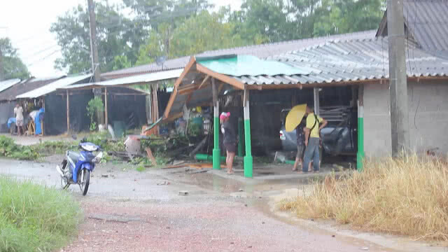 ฝนตกถนนลื่นกระบะแหกโค้งพุ่งชนร้านค้าริมทางเสียหายยับ คอหวยเสี่ยงดวงเลขที่บ้าน