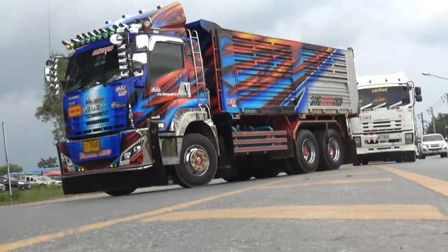 ชมรมสิงห์รถบรรทุก 350 คัน ยกขบวนมิ้ตติ้งครั้งเเรกในภาคใต้ระดมทุนช่วยผู้ป่วยผู้พิการ