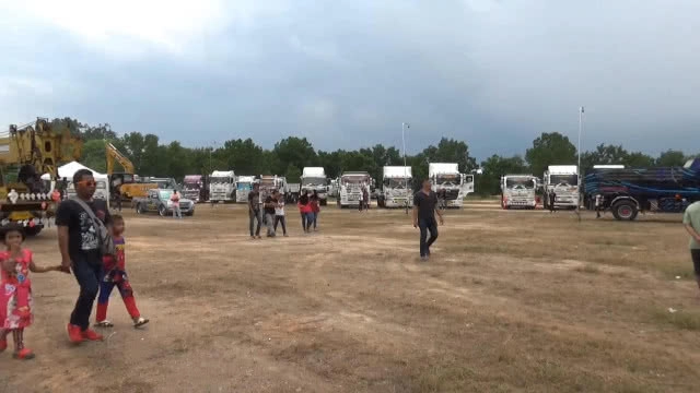 ชมรมสิงห์รถบรรทุก 350 คัน ยกขบวนมิ้ตติ้งครั้งเเรกในภาคใต้ระดมทุนช่วยผู้ป่วยผู้พิการ