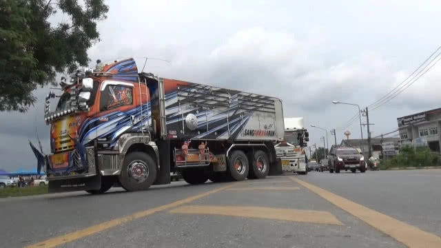 ชมรมสิงห์รถบรรทุก 350 คัน ยกขบวนมิ้ตติ้งครั้งเเรกในภาคใต้ระดมทุนช่วยผู้ป่วยผู้พิการ