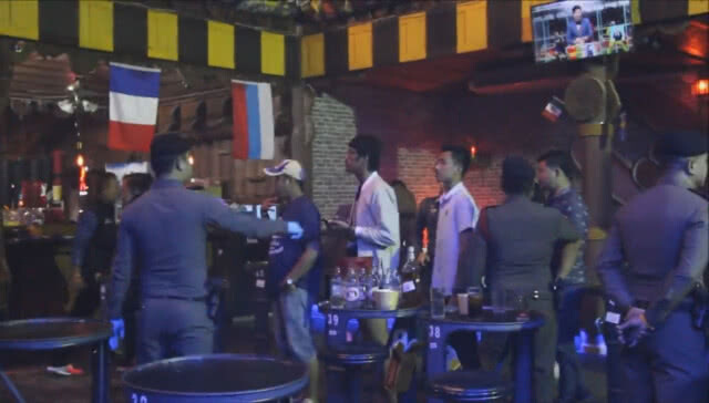 ตำรวจพัทยา ลุยจับ!! ผับกลางเมือง พบยาเสพติด เกลื่อนพื้น!
